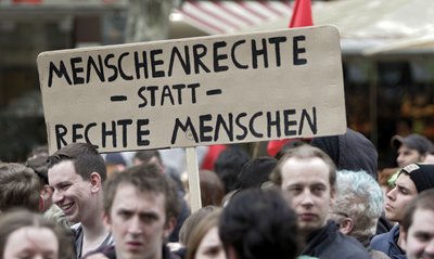 Links ist weniger präsent. Die rechte Szene fühlt sich durch das zögerliche Verhalten der DemokratInnen bestärkt.