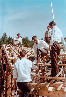 Frei Otto auf dem Versuchsaufbau der Lattenkuppeln für Montreal in Körschtal. Foto: SAAI