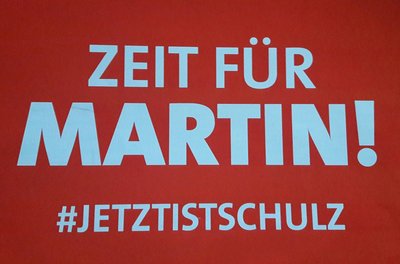 Mit diesen eigens entworfenen Plakaten konnten Parteimitglider ihrem Martin beglückt zujubeln. Foto: Kontext