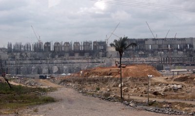 Klotz in der Landschaft: der Hauptkraftwerksblock des neuen Staudamms in Brasilien. Foto: privat