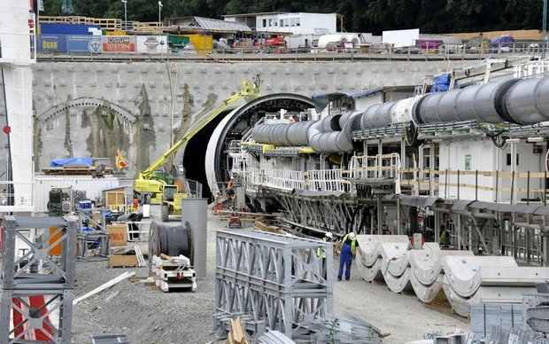 Ziemliches Durcheinander: Portal des Fildertunnels mit Herrenknecht-Riesenbohrer. Foto: W. Rüter
