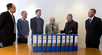 Kuhn mit Unterschriften. Foto: Ulli Fetzer