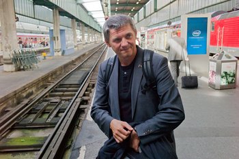 Martin Rivoir am Stuttgarter Hauptbahnhof: "Der Bund muss liefern." Foto: Joachim E. Röttgers