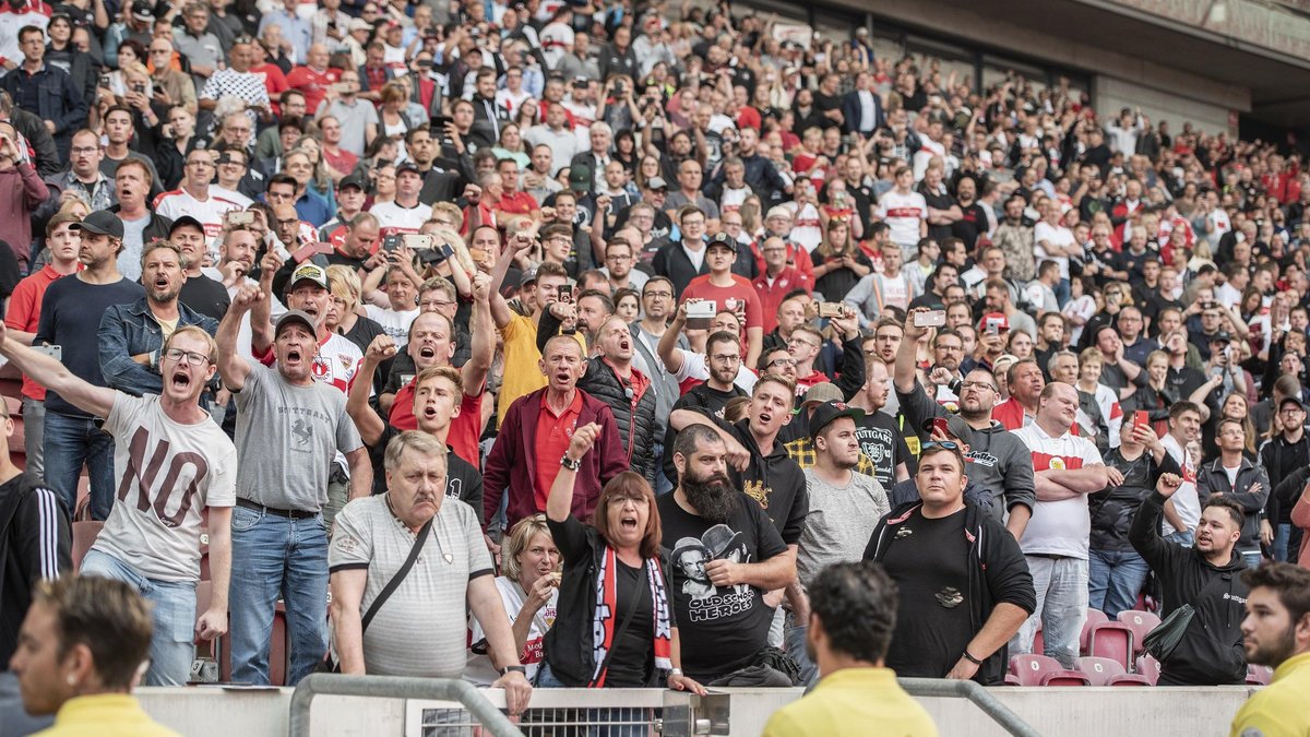 VfB-Fans zwischen Wut und Desillusionierung, hier bei der Mitgliederversammlung des VfB Stuttgart 2019. Foto: Jens Volle