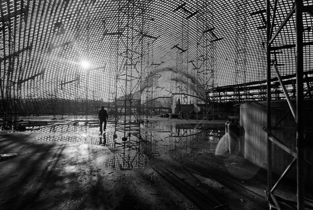 Die Multihalle während der Aufrichtung der Gitterschale für die Bundesgartenschau 1975. Foto: SAAI