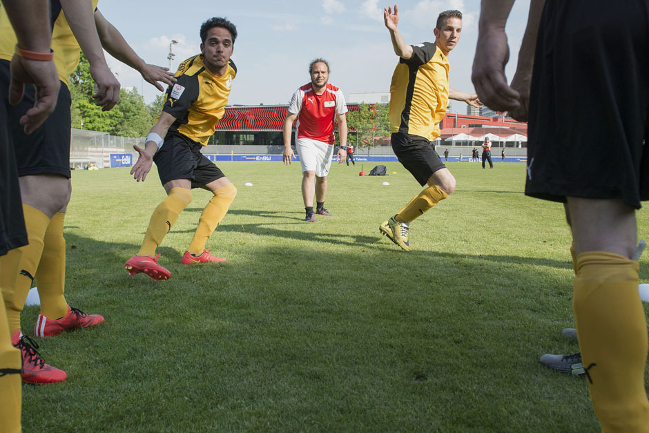 Assistenztrainer Michael Kessler leitet das Aufwärmen. Als Heilerziehungspfleger trainiert er in Ravensburg eine Behindertenmannschaft.