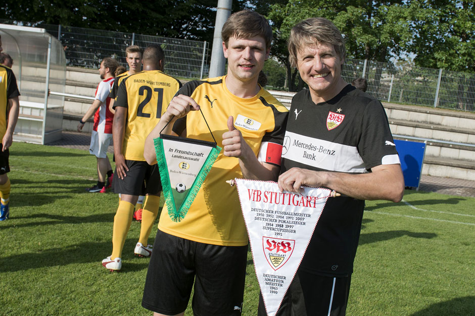 Der Kapitän der Landesauswahl, Marcus Stehle, und der Fan-Beauftragte des VfB, Peter Reichert, verstehen sich prächtig.