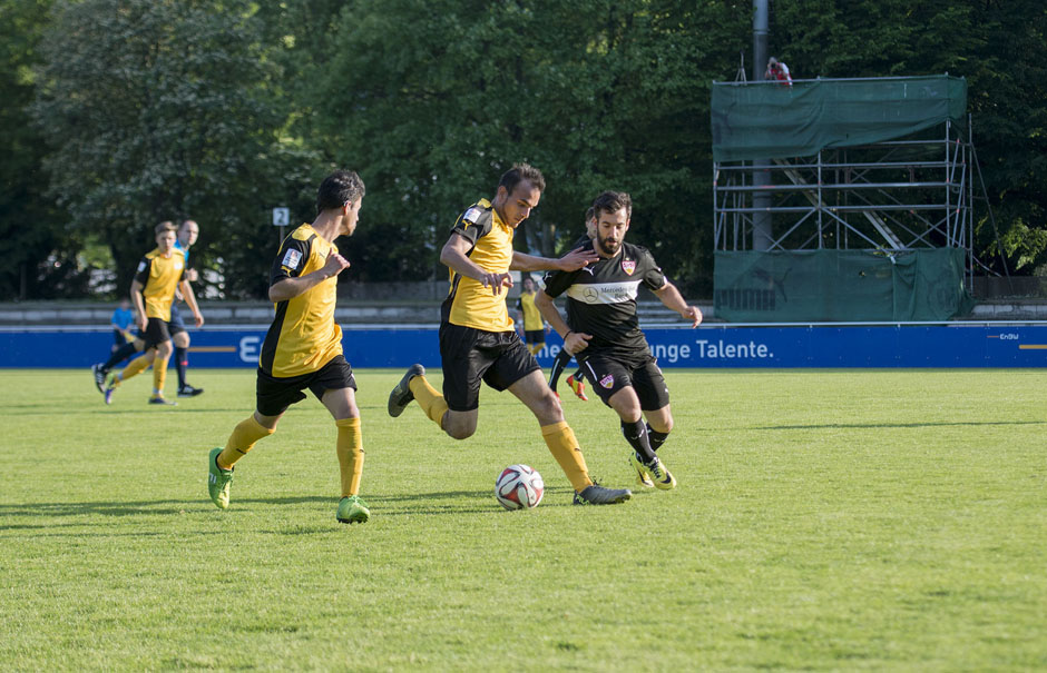 Voller Elan starten beide Mannschaften ins Spiel. Anfangs sind die Teams ebenbürtig.