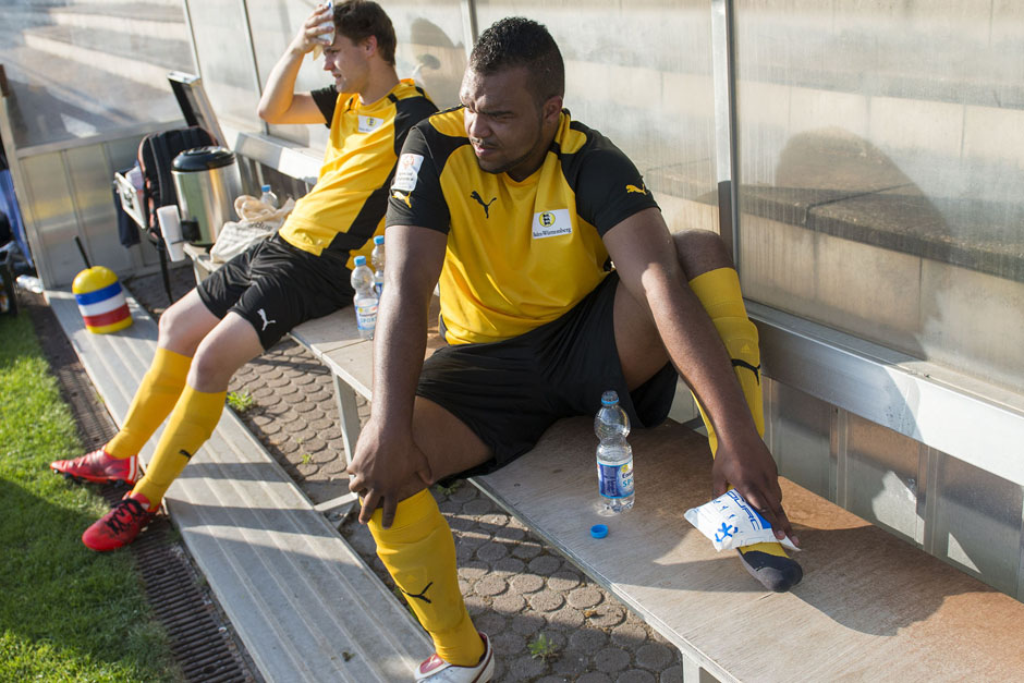 Nach nur 20 Minuten müssen Marcus Stehle (links) und Giuliano Stüber erst mal vom Platz. Ohne regelmäßiges Training wird die Belastung für den Körper schnell zu groß.