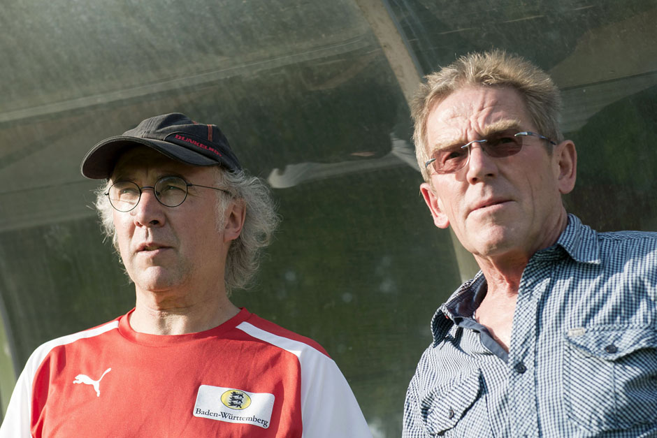 Martin Sowa (rechts) und Heiner Stockmayer beobachten das Spiel genau. Sie setzen sich beide seit vielen Jahren für Inklusion im Fußball ein.