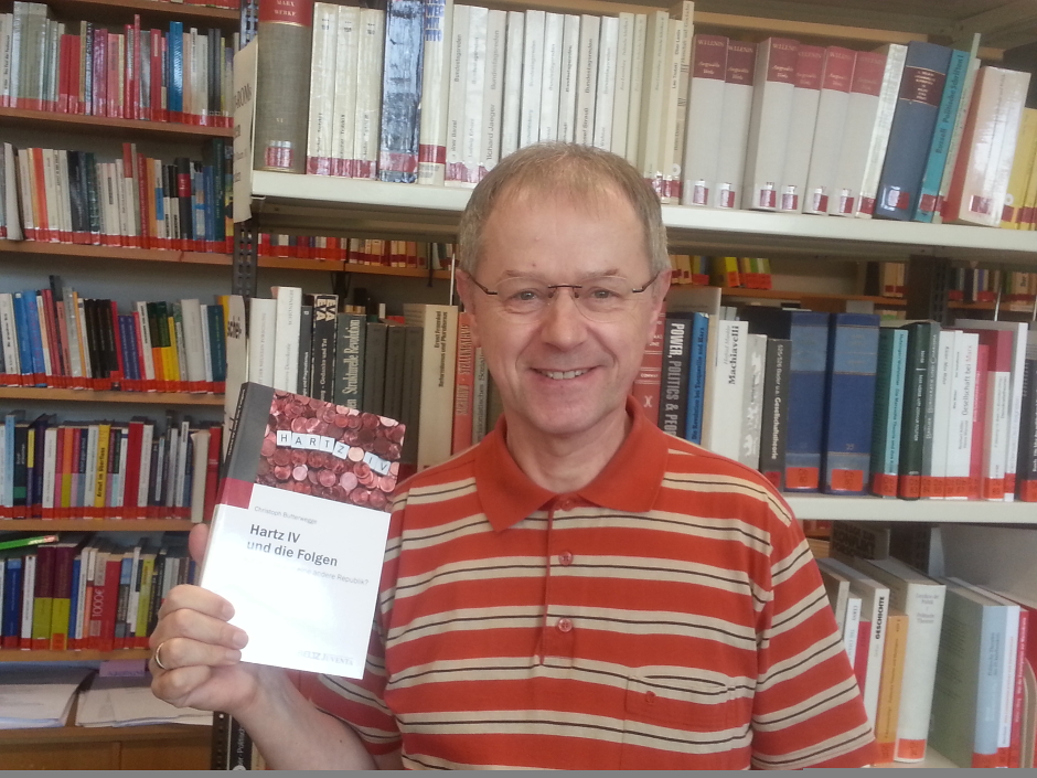 Christoph Butterwegge mit seinem neuen Buch. Foto: Orhan Mangitay