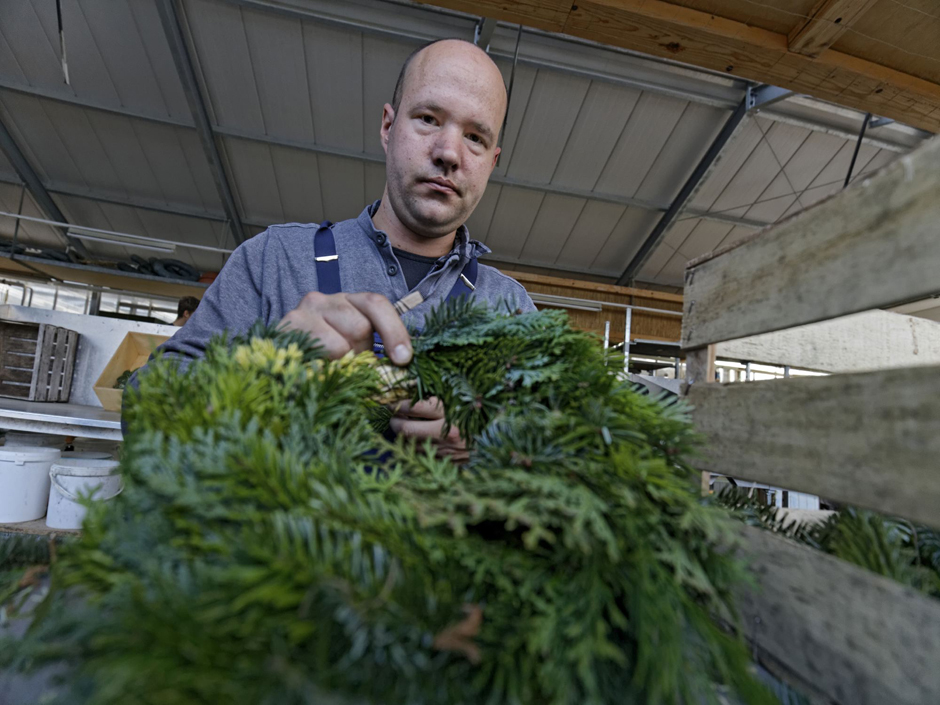 Christoph Mösle macht Adventskränze.