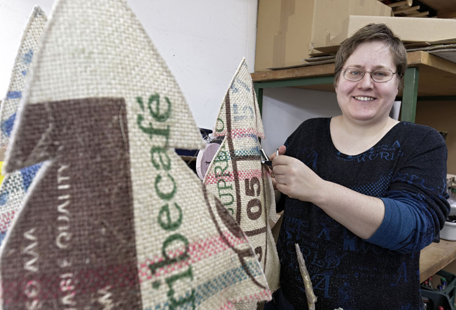 Christiane Okon mit Weihnachtsbäumen aus alten Jutesäcken.