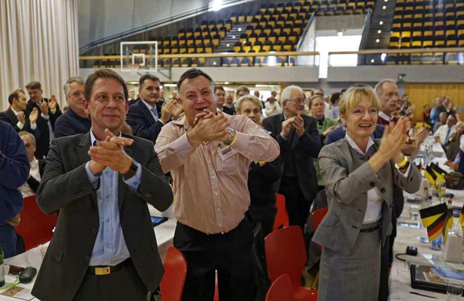 Sportlich: Die AfD Südwest feiert sich beim Landesparteitag. Fotos: Joachim E. Röttgers