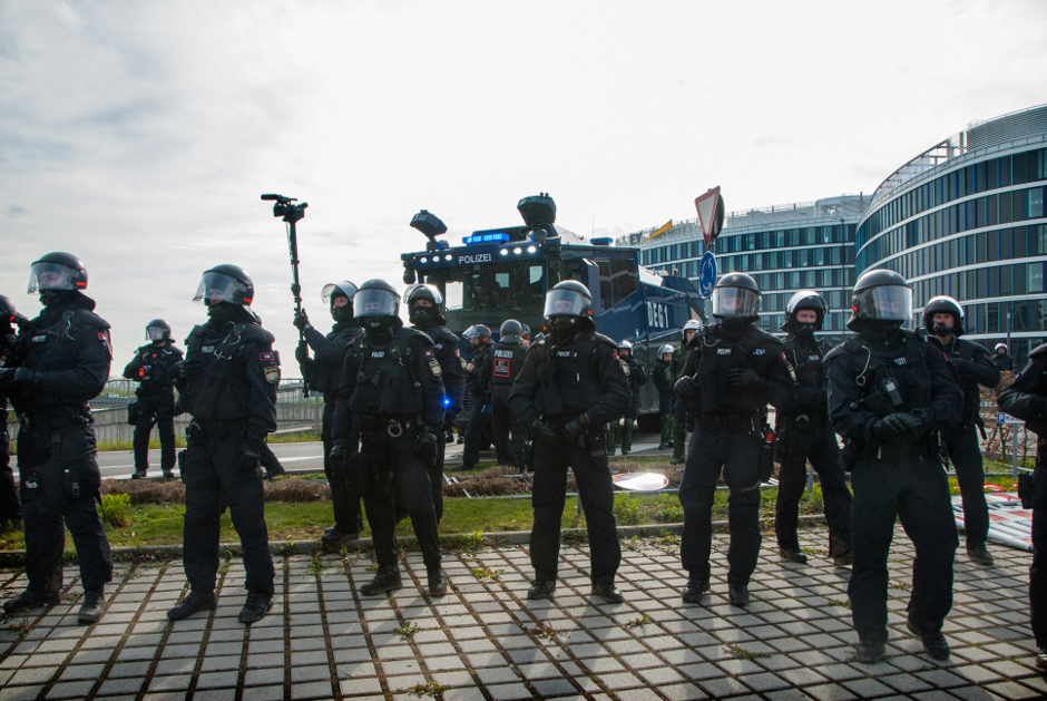 1. Mai, Landesmesse, enormes Polizeiaufgebot zum AfD-Parteitag. Foto: "Beobachter News"