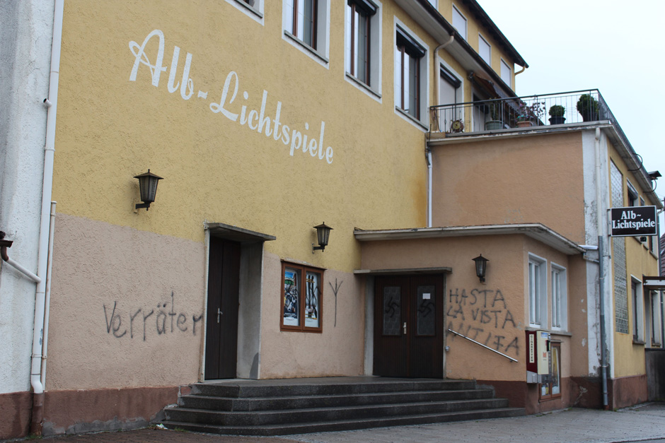 Rechte Parolen am Burladinger Kino. Foto: "Hohenzollerische Zeitung"