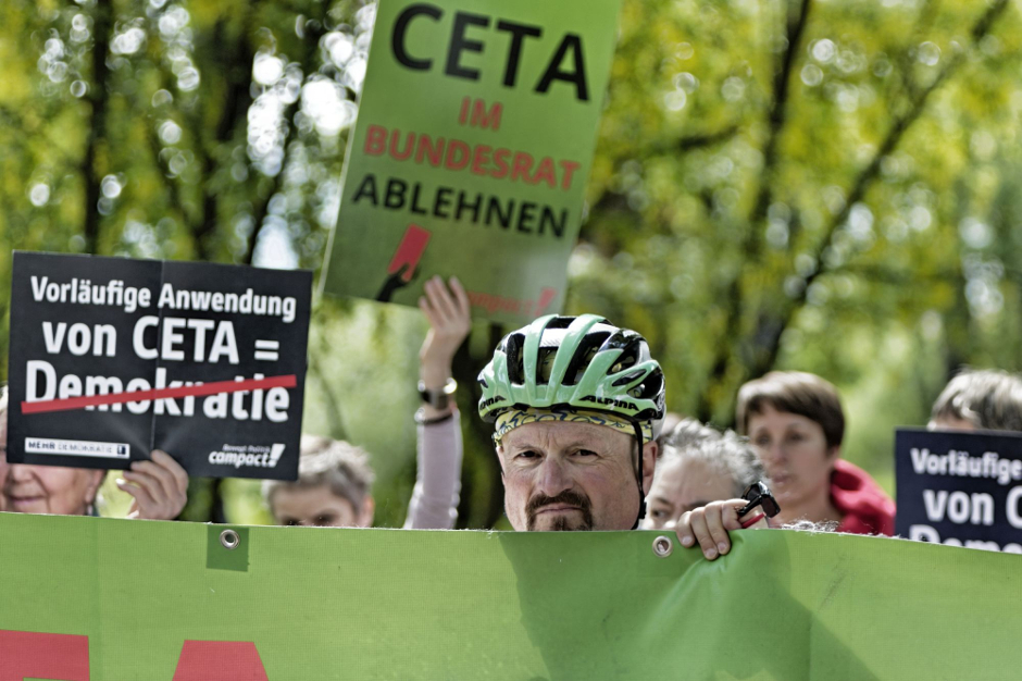 Der neuen Landesregierung nicht grün: CETA-Kritiker am 2.5.2016 bei der Vorstellung des grün-schwarzen Koalitionsvertrags. Fotos: Joachim E. Röttgers