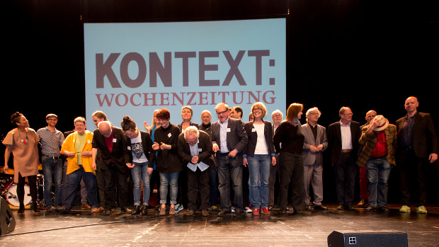 Der Schluss vom Fest: Kontext-Redakteure und -Journalisten, -Beiräte und -Vereinsvorstände sagen "danke, Kontextgemeinde!".