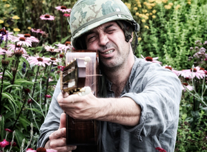 Mit erhobenem Mittelfinger