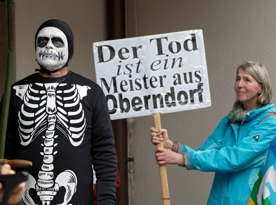 Protest vor der Stuttgarter Staatsanwaltschaft gegen Heckler & Koch. Fotos: Joachim E. Röttgers