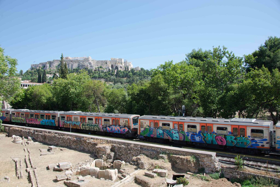 Wohin geht die Reise? Vorn eine Grabungsstätte, hinten die Akropolis: Vor der Kulisse einer großartigen Vergangenheit steuert das Land in eine ungewisse Zukunft. Mehr Fotos bei Klick auf das Bild.