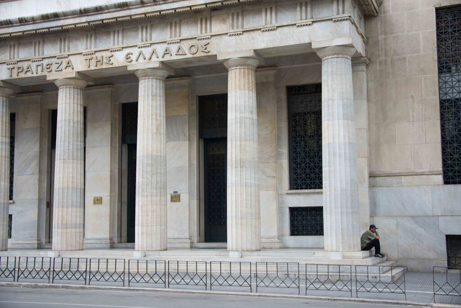 Die National Bank of Greece kam durch negative Ratings griechischer Staatsanleihen ins Trudeln: 2010 mit mehr Eigenkapital ausgestattet als manch andere europäische Bank, ist sie nun via Bankenrettungsfonds auf EU-Transferzahlungen angewiesen.