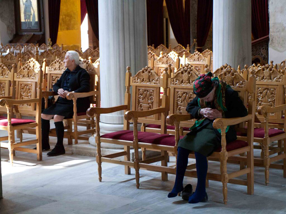 Da hilft auch Beten nicht. Alte Frauen in der Kirche Hagios Demetrios in Thessaloniki aus dem 7. Jahrhundert, die mit weiteren frühchristlichen und byzantinischen Kirchen der Stadt zum Unesco-Weltkulturerbe zählt.