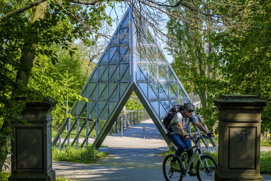 Das "Gate of Hope" des fünffachen Documenta-Teilnehmers Dan Graham markiert den Eingang zum Park der Villa Moser. Semitransparente Spiegel brechen das Bild des Betrachters. Leider ist gegen den Vandalismus kein Kraut gewachsen.