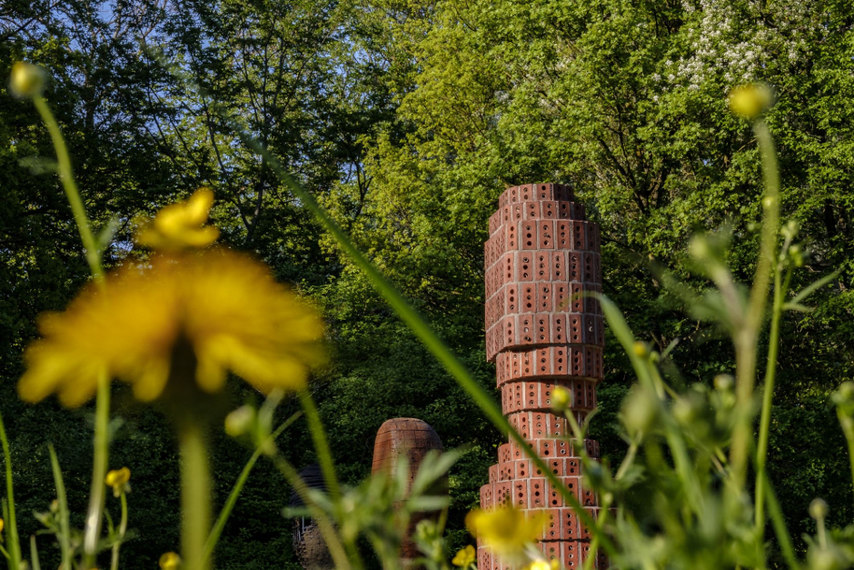 Kunst als Wild- und Honigbienen-Quartier: Die Figuren des Bienengartens von Jeanette Zippel bieten einen verwahrlosten Anblick und sind nicht mehr bewohnt.