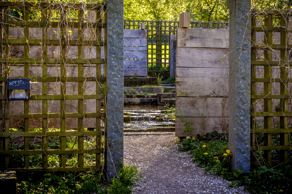 Michael Singer, Pionier der Environmental Art, der heute riesige Renaturierungsprojekte konzipiert, entwarf seinen Memorial Garden ...