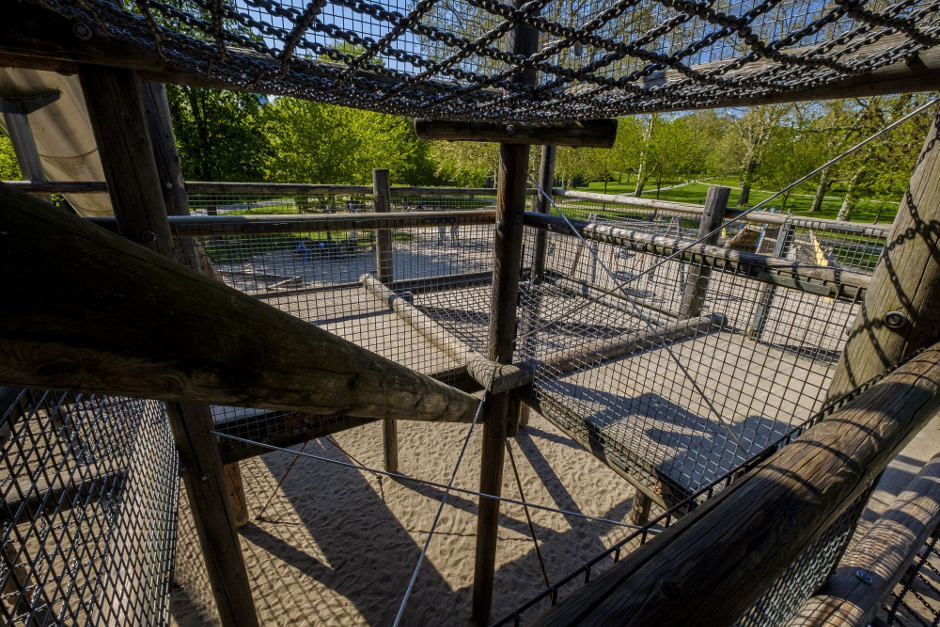 Für damalige Verhältnisse sensationell und bis heute ein Ausflugsziel für Familien mit Kindern: der dreigeschossige so genannte Milka-Spielplatz im Rosensteinpark.