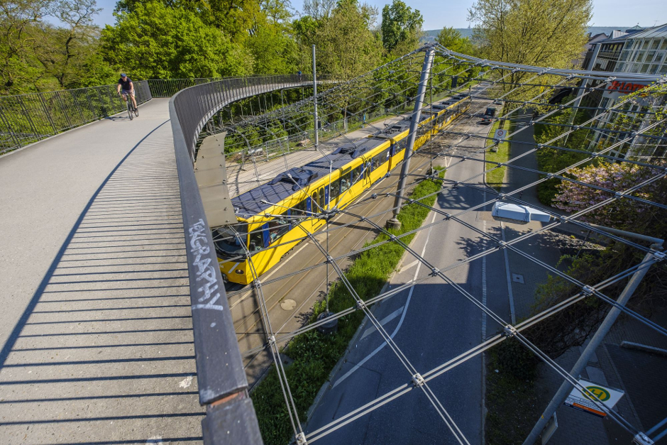 Geniale Ingenieurskunst: Die Seilnetzbrücke von Jörg Schlaich überbrückt die Distanz zwischen Rosensteinpark und Leibfriedschem Garten.