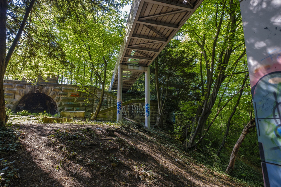 Über die Ruine der einst bedeutenden Villa Moser hat der Architekt Hans Dieter Schaal einen begehbaren Parcours gebaut. Heute gammelt er vor sich hin, der Zugang ist mit Spanplatten vernagelt.