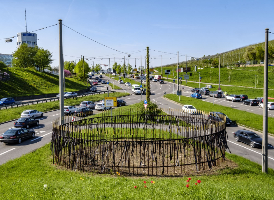 Um die Natur vor dem Menschen zu schützen, hat der Künstler Herman de Vries einen elf Meter großen Kreis eingefriedet. Nicht sicher genug, um vor der "Pflege" des Garten- und Friedhofsamts zu bewahren.