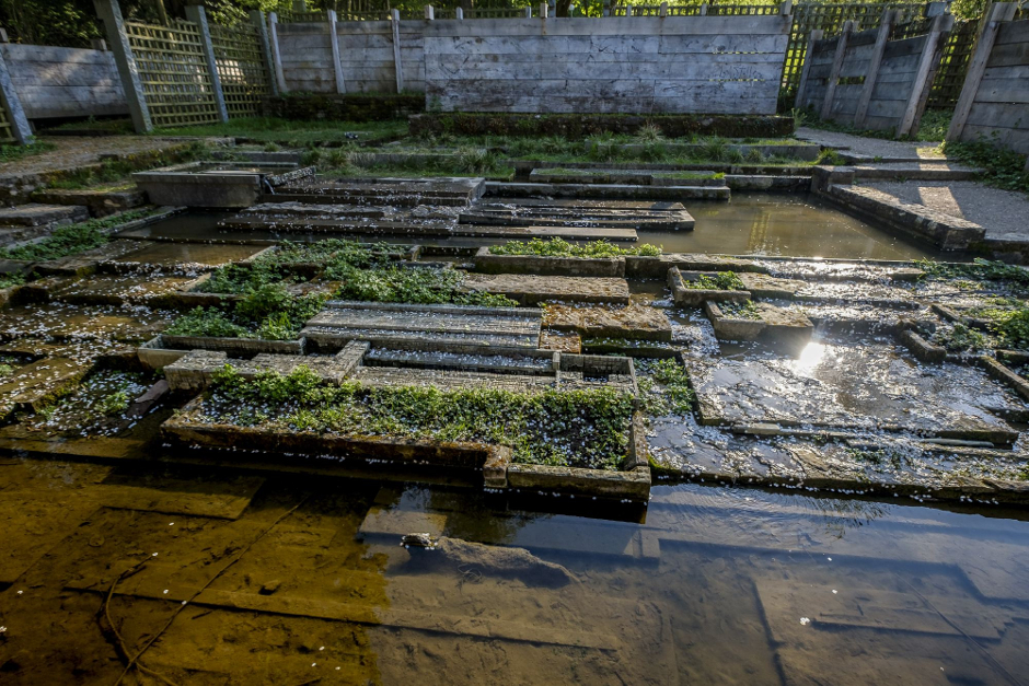 ... als Gartenkunstwerk zur Erinnerung an die Opfer des Zweiten Weltkriegs. 