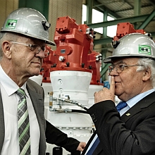 Freunde fürs Bohren: Winfried Kretschmann und Martin Herrenknecht. Foto: Martin Storz