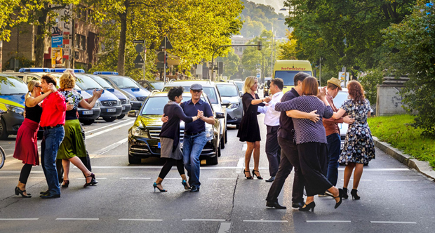 Strandbar statt Surfen auf der neoliberalen Welle
