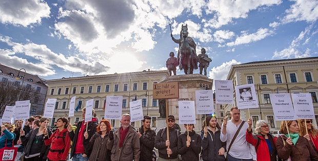 Protest gegen braunen Terror unter weiß-blauem Himmel: Demonstranten am vergangenen Samstag in München.