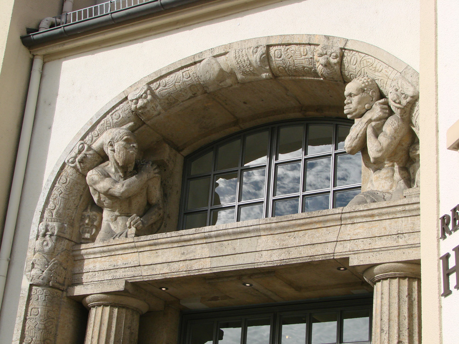 Portal des Linden-Museums, Stuttgart. Hier geht man nun der Geschichte von Objekten der Kolonialzeit auf den Grund – und betritt damit bundesweit Neuland. Foto: Dietrich Heißenbüttel