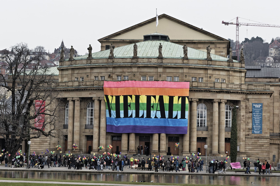 Die AfD will klären lassen, "wieso ein politisches Banner auf dem Opernhaus entrollt werden konnte und wer dies zu verantworten hat." Fotos: Joachim E. Röttgers