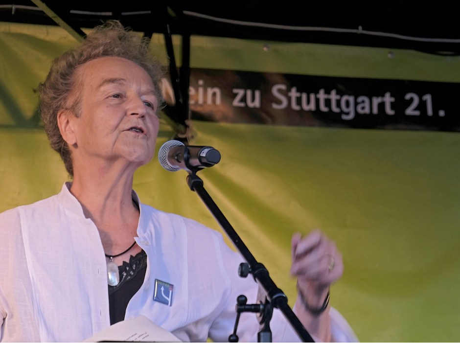 Herta Däubler-Gmelin spricht auf der 333. Stuttgart-21-Montagsdemo. Fotos: Joachim E. Röttgers