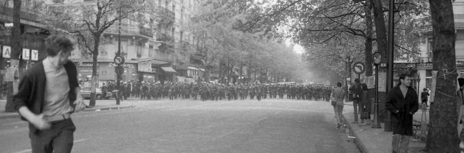 Hinter der Vitrine liegt der Strand