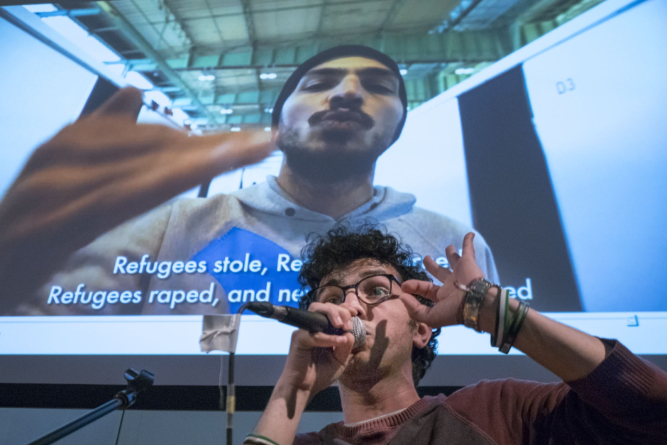 Rappt live zum eigenen Video: der syrische Musiker und Ökonom Mohammad Abu Hajar.