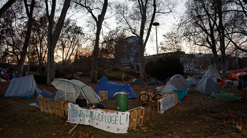 Entschlossene BesetzerInnen errichten im Schlossgarten eine Zeltstadt. Bis zur Räumung durch die Polizei vergeht mehr als ein Jahr. Foto: Joachim E. Röttgers