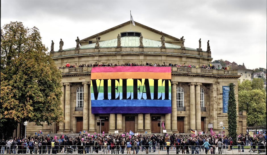 Die Stuttgarter Oper hatte keinen Bock auf die Demo für alle – und gegen so viele – vor ihrem Haus. Schön bunt! Foto: Martin Storz