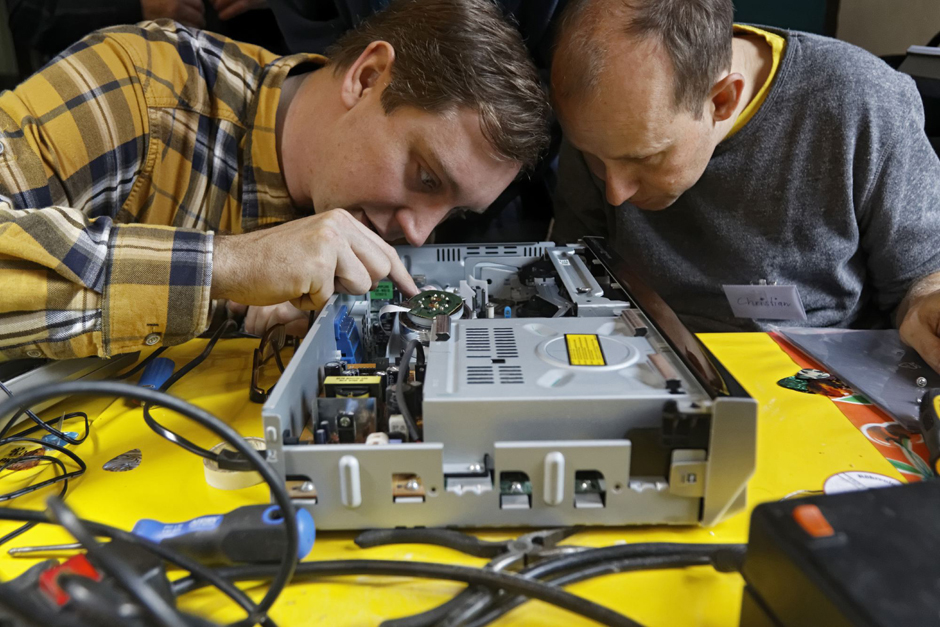 Was tun, wenn der rosa Lieblingshund der Tochter den Geist aufgegeben hat? Der Fön nur noch Kaltluft bläst, der Rollkoffer seine Rollen eingebüßt hat? Na ins Repair Café nach Stuttgart gehen. Hier werden Sie geholfen. Foto: Joachim E. Röttgers