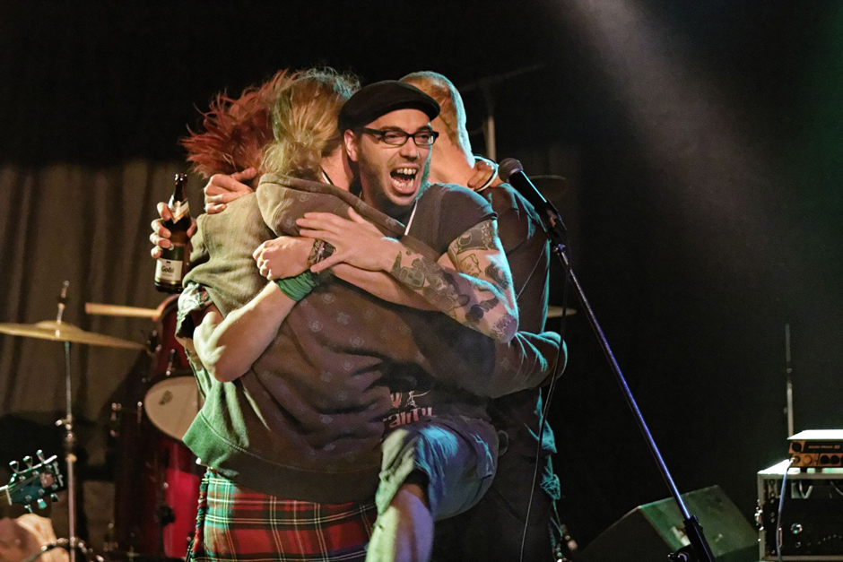 Siegerehrung bei den "Oi!lympischen Spielen". Bier, Bands und bekloppte Wettkampf-Spiele, das bizarrste Subkulturspektakel südlich des Maultaschenäquators. Foto: Joachim E. Röttgers