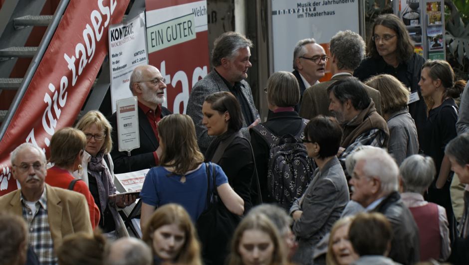 Gäste en masse beim Kontext-Geburtstagsfest im Theaterhaus. Foto: Joachim E. Röttgers