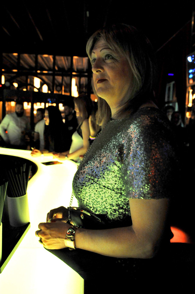 In High Heels auf die Herrentoilette