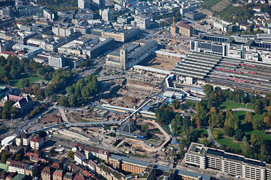 Baustellenansicht vom letzten Herbst. In der Zwischenzeit kam eine dünne Betonschicht dazu, die ersten 10 cm der irgendwann einmal gut 2,5 m dicken "Sauberkeitsschicht". Visualisierung: kunz-av und Klaus Gebhard